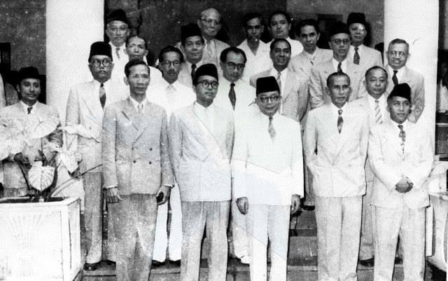 Foto bersama anggota Kabinet Burhanuddin Harahap