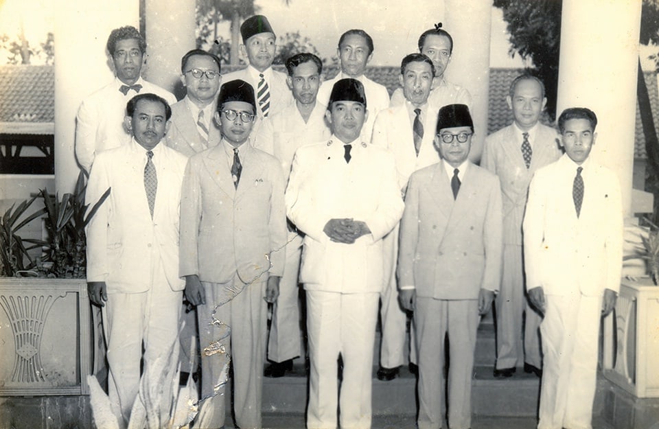 Para menteri Kabinet Natsir bersama Presiden Soekarno dan Wakil Presiden Mohammad Hatta
