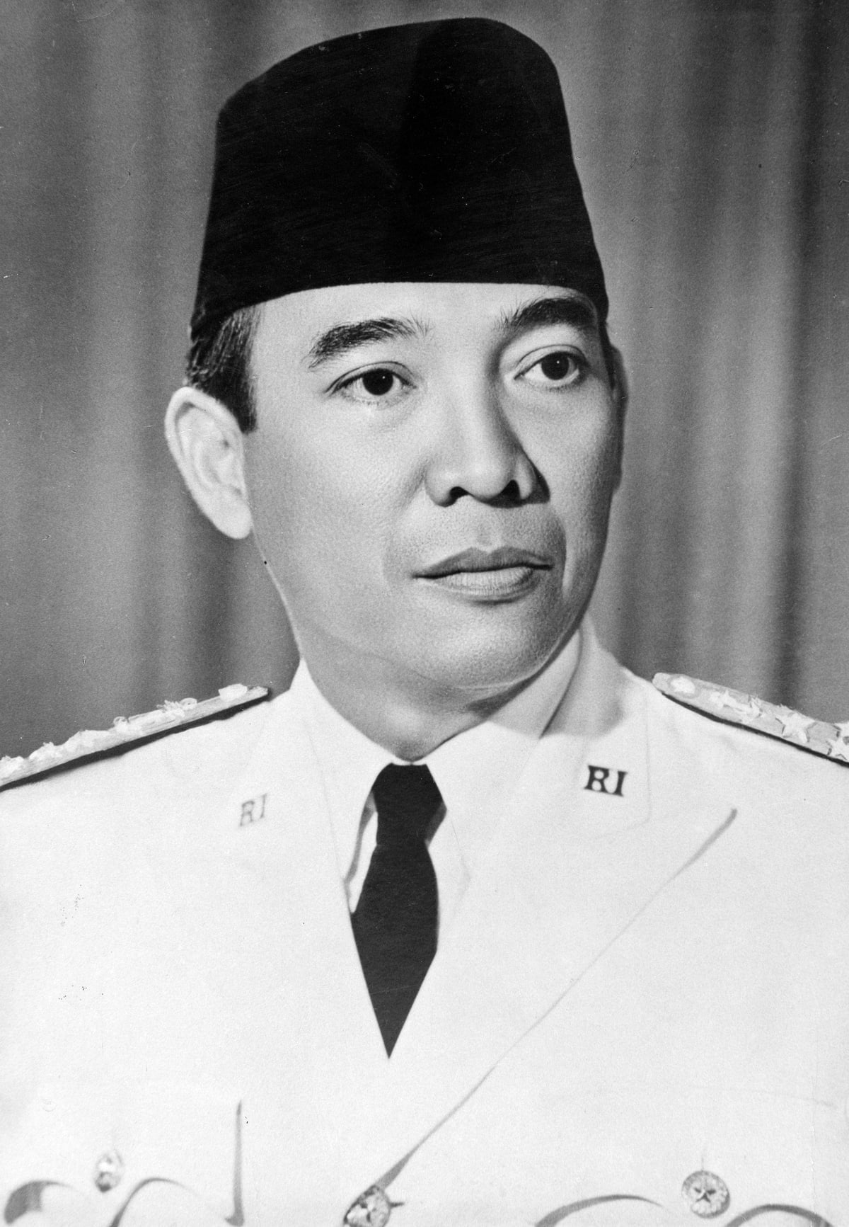 Potret resmi Presiden Soekarno mengenakan seragam dan peci