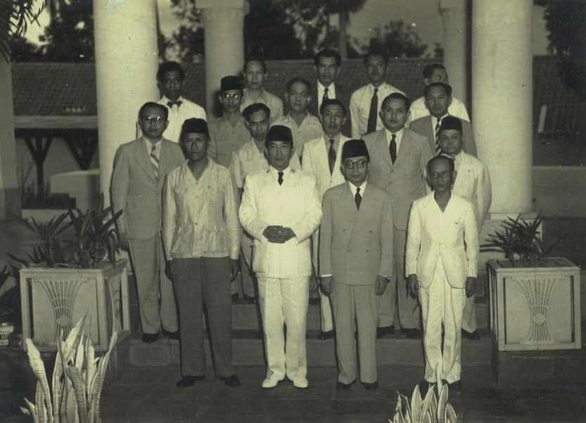 Presiden Soekarno bersama para menteri Kabinet Sukiman-Suwirjo